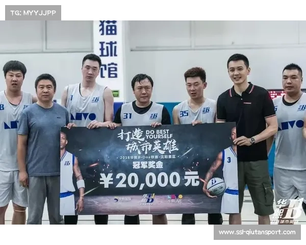 上海队致敬仪式现感人一幕，老队长赠纪念篮球