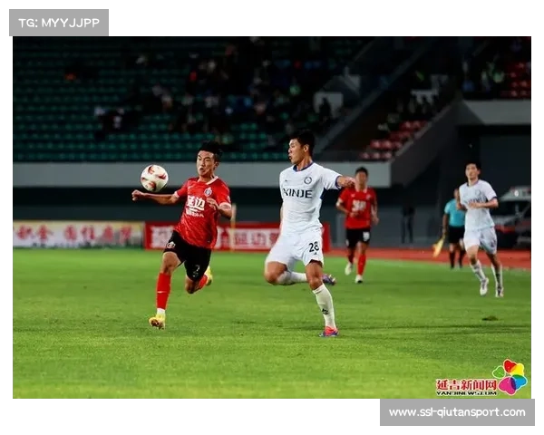 伊兰点球救主后与队友相拥，巴黎FC主场陷入狂欢