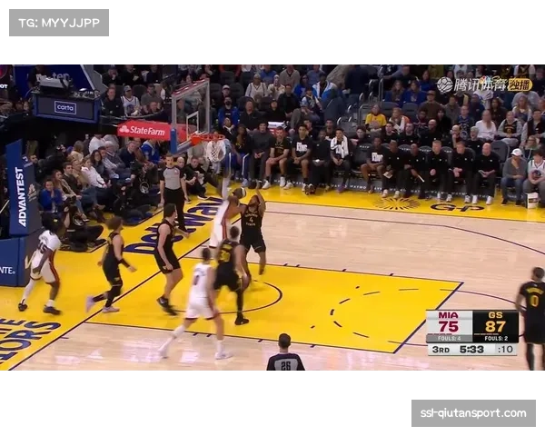 场边瞬间：库里赛后与身穿其30号球衣的患病小球迷长时间互动